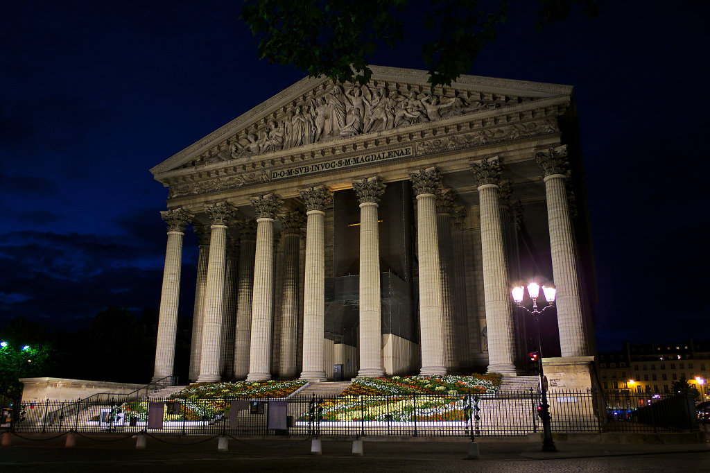 Église de la Madeleine at night