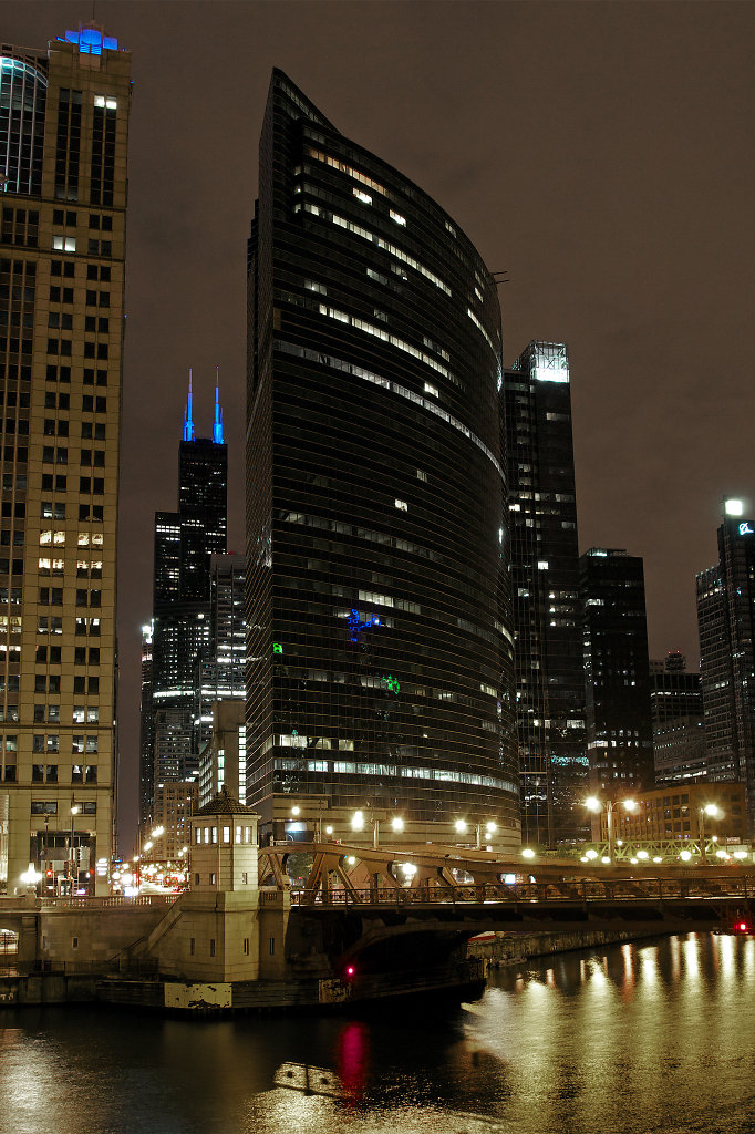 333 Wacker Drive at night