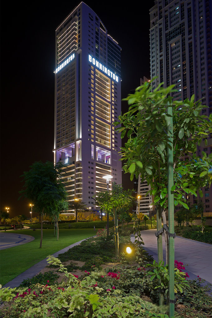 Hotel Bonnington at night