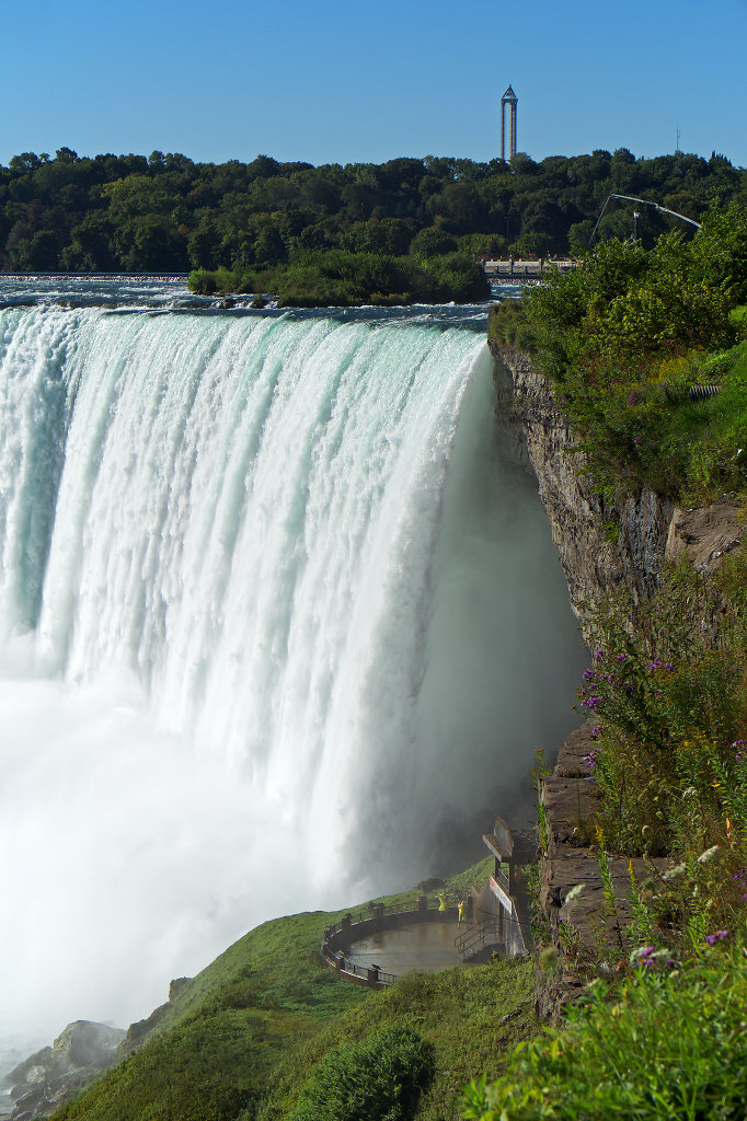 Lower observation deck behind the Horseshoe Falls