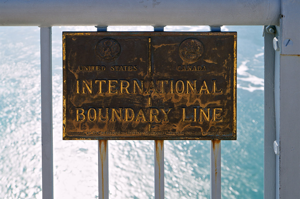 Border between USA and Canada at Rainbow Bridge